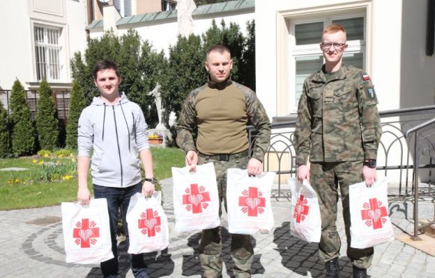 Caritas Ordynariatu Polowego WP przygotowuje w Warszawie 300 paczek żywnościowych tygodniowo