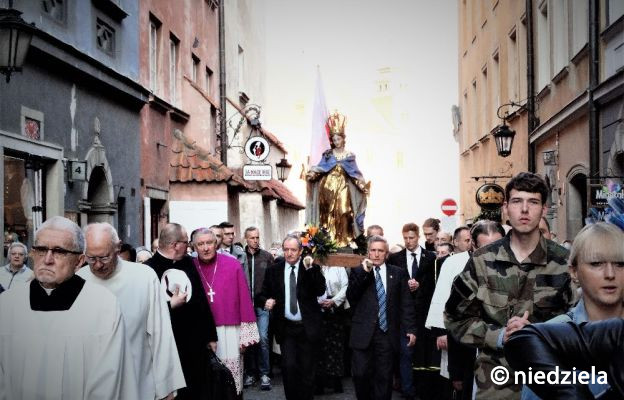 Procesja z figurą Matki Bożej Łaskawej ulicami Starego Miasta została wznowiona po 185-letniej przerwie w 2015 r. W ubiegłym roku poprowadził ją bp Romuald Kamiński, biskup warszawsko-praski. 