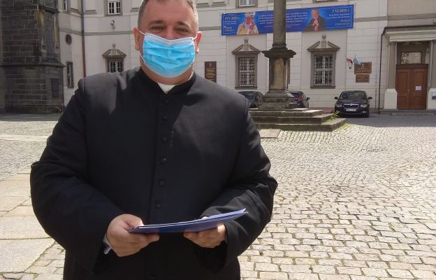 Ks. Tomasz Nuckowski, przed Świdnicką Kurią Biskupią po odebraniu nominacji proboszczowskiej.
