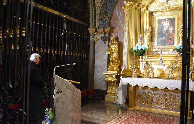 Bp Jan Piotrowski podczas modlitwy w katedrze kieleckiej