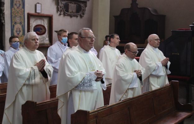 Kapłani koncelebrujący liturgię