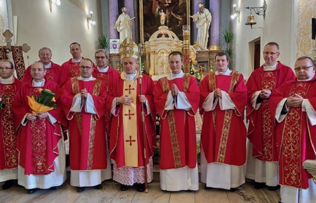 Nowi diakoni razem z biskupem, wychowawcami seminaryjnymi i proboszczami swoich rodzinnych parafii