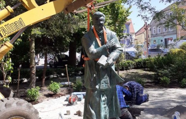 Pomnik ks. Michalskiego stanął dziś przy zielonogórskiej konkatedrze