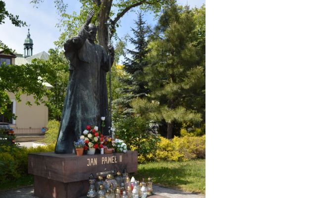 Pomnik św. Jana Pawła II przy bazylice kieleckiej