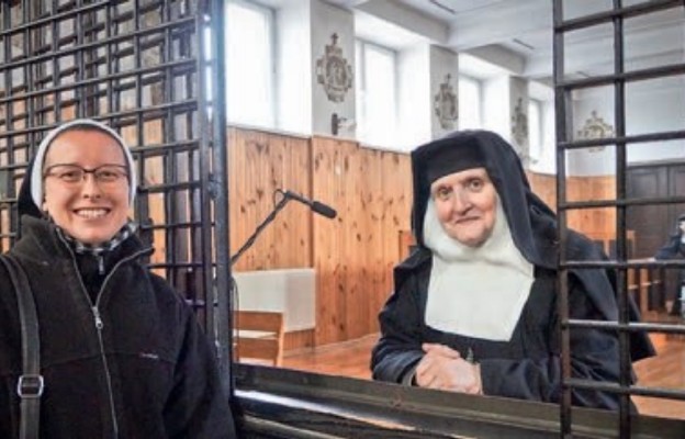 Życie sióstr wizytek toczy się za klasztorną kratą