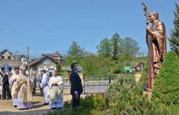 Przy poświęconym pomniku patrona parafii znajduje się ostatni przystanek ścieżki