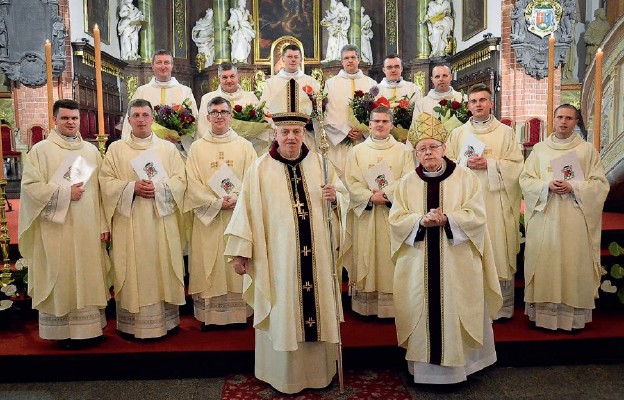 Wspólna fotografia neoprezbiterów z księżmi biskupami i przełożonymi seminarium