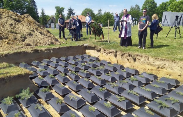 Ceremonia pogrzebowa na cmentarzu w Glinnej