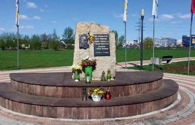 Obelisk w Parku Papieskim upamiętniający spotkanie ze św. Janem Pawłem II