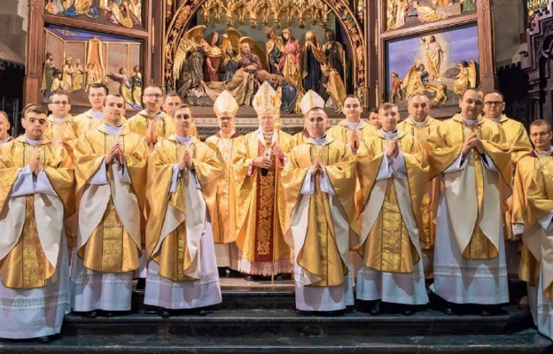 Neoprezbiterzy 2020 z biskupami przemyskimi i przełożonymi WSD