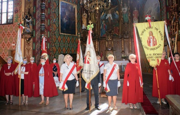 Członkowie straży z pocztami sztandarowymi