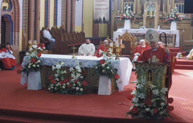 Bp Ignacy Dec podczas głoszenia homilii