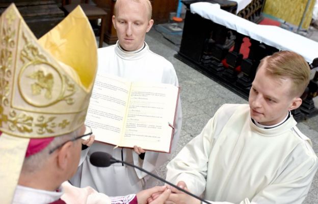 Grzegorz Wołoch ślubuje cześć i posłuszeństwo biskupowi i jego następcom