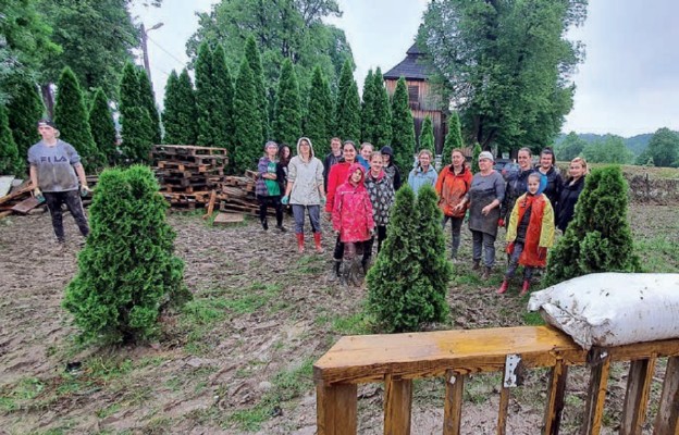 Wśród pomagających w porządkowaniu terenu wokół zabytkowego kościoła była m.in. Drużyna Harcerska im. ks. Jana Leona Ziółkowskiego