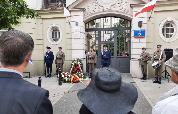 Miejsce uroczystość przed budykiem, gdzie w czasie wojny Jan karski prowadził
swą konspiracyjną działalność.