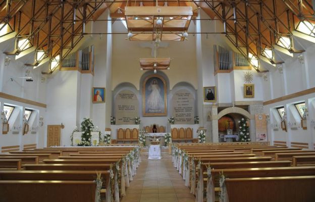 Wnętrze kościoła Miłosierdzia Bożego w Kudowie