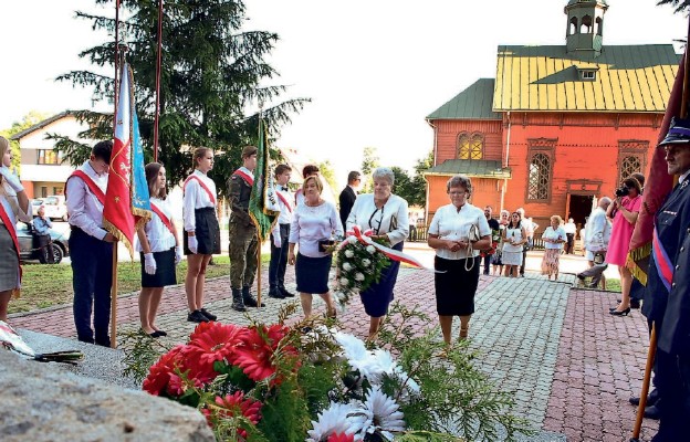 Złożenie kwiatów przy pomniku