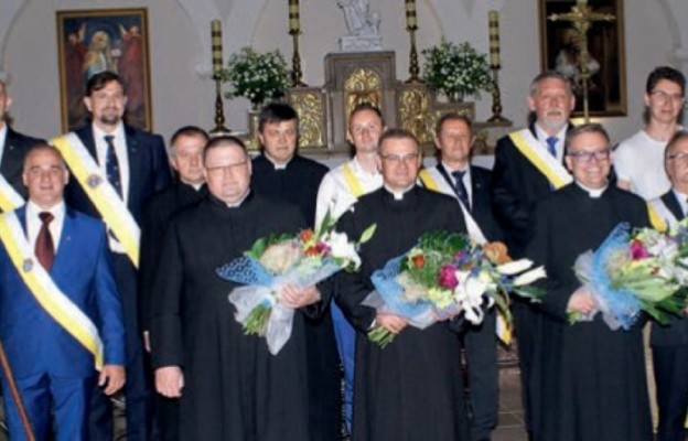 Rycerze Kolumba na jubileuszu kapłańskim w parafii Matki Bożej Bolesnej w Czeladzi