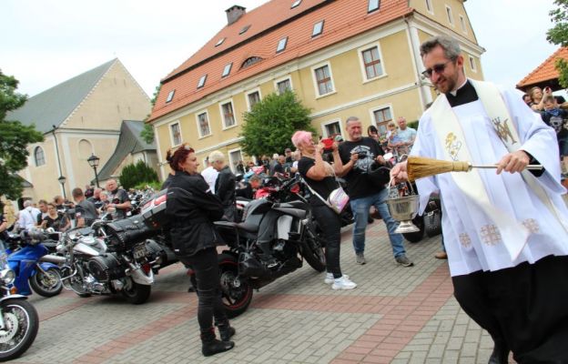 Po Mszy św. ks. Marcin Kliszcz poświęcił wszystkie pojazdy