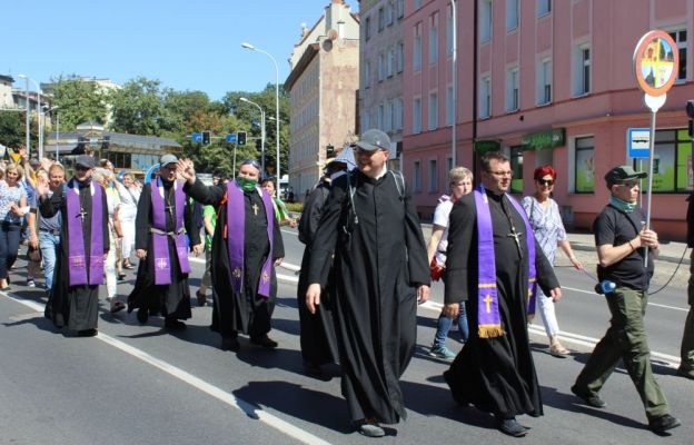 Wyruszającym na szlak kapłanom, w Świdnicy towarzyszyła kilkudziesięcioosobowa
grupa wiernych.