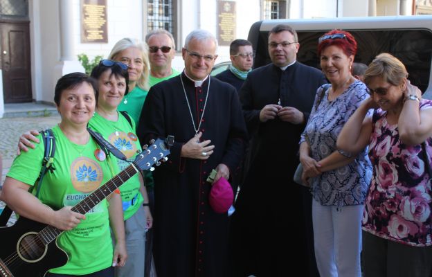 Biskup Marek Mendyk z grupą duchową pielgrzymów z Wałbrzycha i Dzierżoniowa.