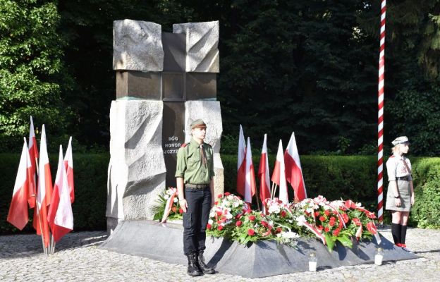 Delegacja Hufca ZHP Częstochowa przy Grobie Nieznanego Żołnierza w al. Sienkiewicza