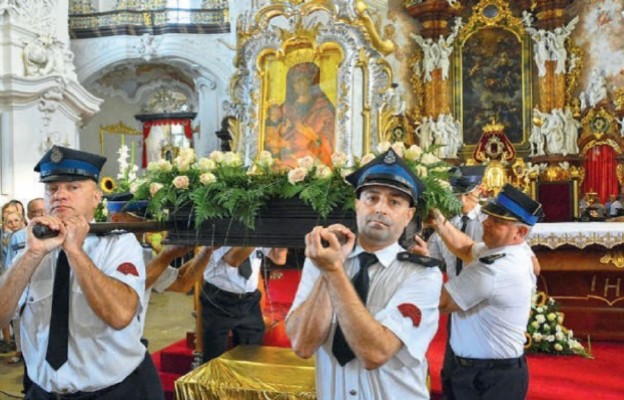 Obraz Matki bożej Łaskawej podczas procesji niosą strażacy