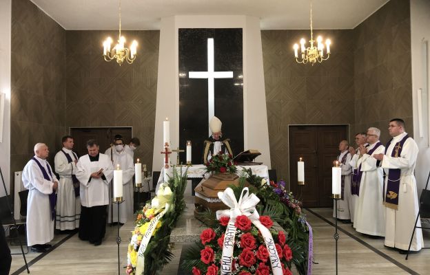 Msza św. pogrzebowa zgromadziła wielu kapłanów.