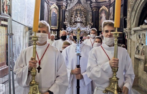 Szymon, Adam i Marcin, ceremoniarze i internauci (z czerwonymi sznurami na szyi)