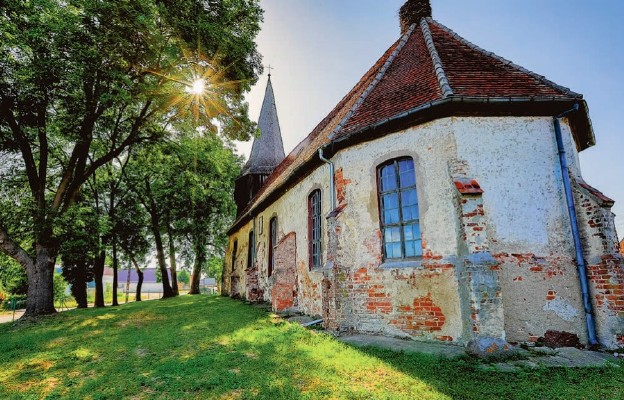 Kościół  Matki Boskiej Częstochowskiej w Koniewie – widok zewnętrzny