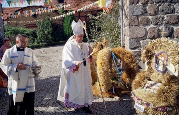 Poświęcenie wieńców dożynkowych