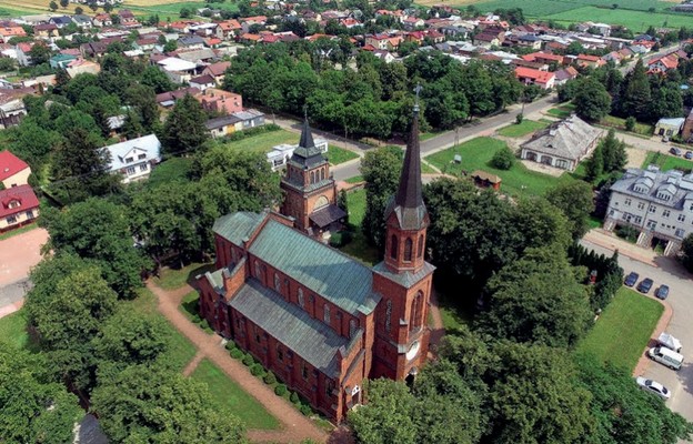 Kościół w Miedznie z lotu ptaka