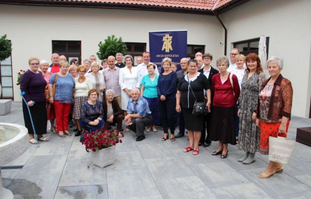 Uczestnicy rekolekcji w domu rekolekcyjnym Lubuski Nazaret