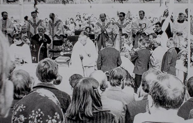 Poświęcenie przez bp. Ignacego Tokarczuka sztandaru Komisji zakładowej NSZZ „Solidarność” WSK-pzl Rzeszów. Stadion „Stali” Rzeszów, 20 września 1981