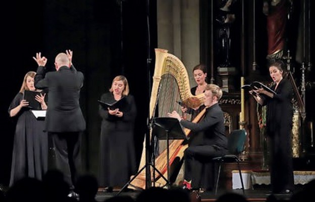 Koncert chóru kameralnego i orkiestry Capella Cracoviensis, na harfie gra Adrian Nowak