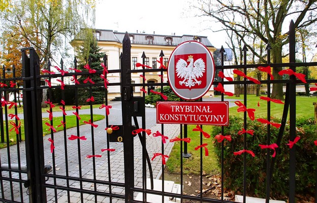 Czerwone wstążki na ogrodzeniu Trybunału Konstytucyjnego symbolizujące ofiary aborcji eugenicznej.