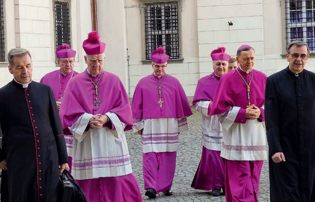 Bp Marek Mendyk w otoczeniu księży biskupów w drodze do katedry
