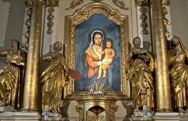Obraz Matki Bożej Łaskawej umieszczony jest w bocznej kaplicy