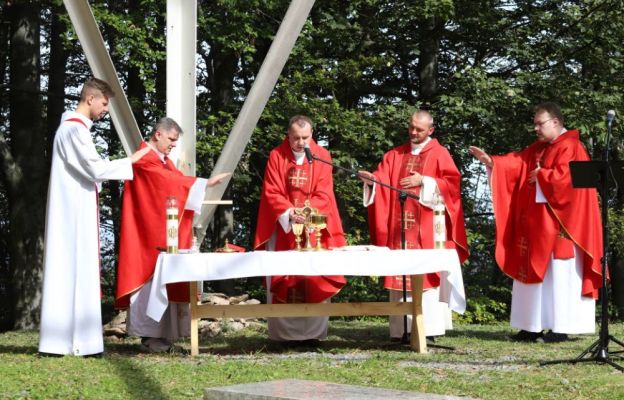 Rocznicowej koncelebrze pod  Krzyżem na Chełmcu przewodniczył ks. Tomasz Zięba