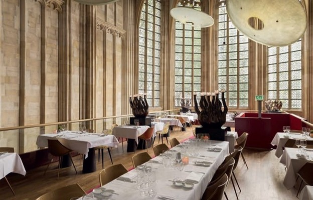 Wnętrza kościoła zamienione na ekskluzywną restaurację, Maastricht, Holandia