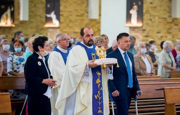 Ks. Łukasz Urbaniak oraz uczestnicy katastrofy spod Grenoble wnoszą koronę
dla figury Matki Bożej