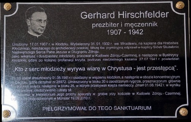Tablica na Górze Iglicznej, która upamiętnia 10. rocznicę beatyfikacji bł. ks. Gerharda Hirschfeldera