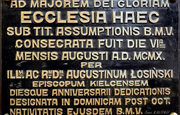 Tablica pamiątkowa na ścianie katedry