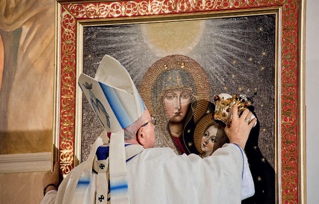 W 2018 r. złote korony na skronie Maryi i Jezusa nałożył abp Stanisław Budzik