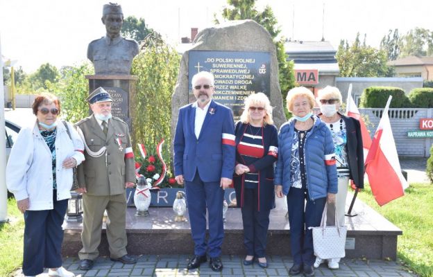 Członkowie KWP Oddział Częstochowa przy pomniku kpt. Stanisława Sojczyńskiego ps. Warszyc