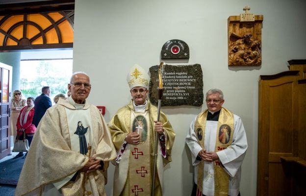 Ks. prof. Stanisław Pamuła, bp Andrzej Przybylski i ks. Wojciech Pelczarski przy wmurowanym kamieniu węgielnym kościoła