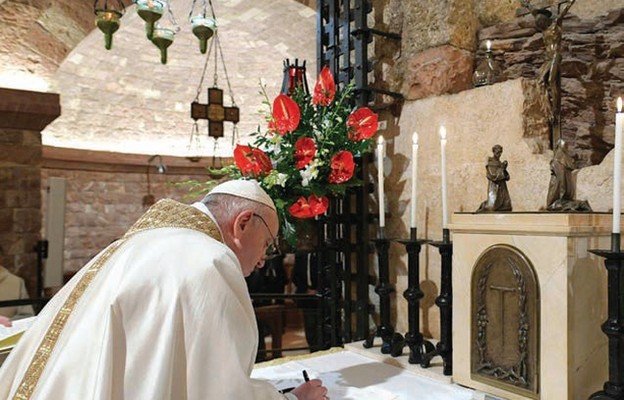 Papież podpisuje nową encyklikę przy grobie św. Franciszka