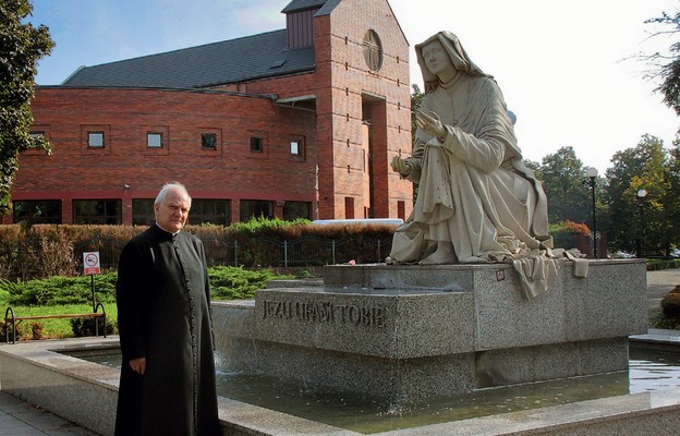 Ksiądz prałat przy pomniku świętej Siostry Faustyny