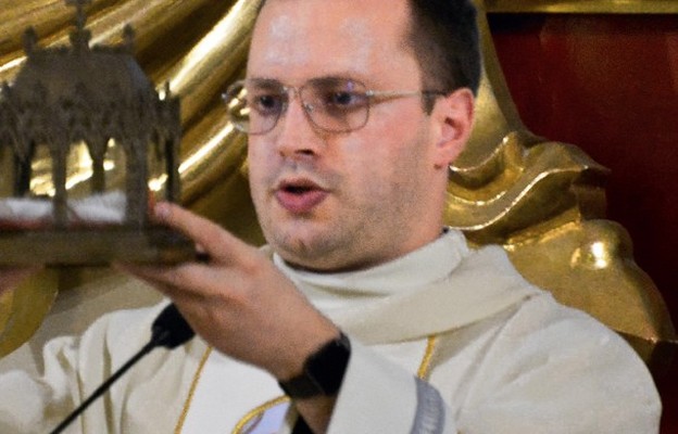 Przewodniczący liturgii udzielił błogosławieństwa relikwiami świętej z Bingen