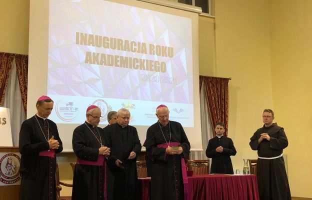 bp Mendyk w słowie końcowym zachęcał studentów, aby pogłębiając seminaryjną formację dobrze samych siebie poznali